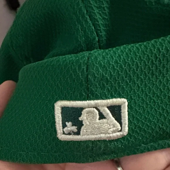 Boston Red Sox 2018 St. Patrick's Day "ProLight" Hat made by New Era - Picture 5 of 7